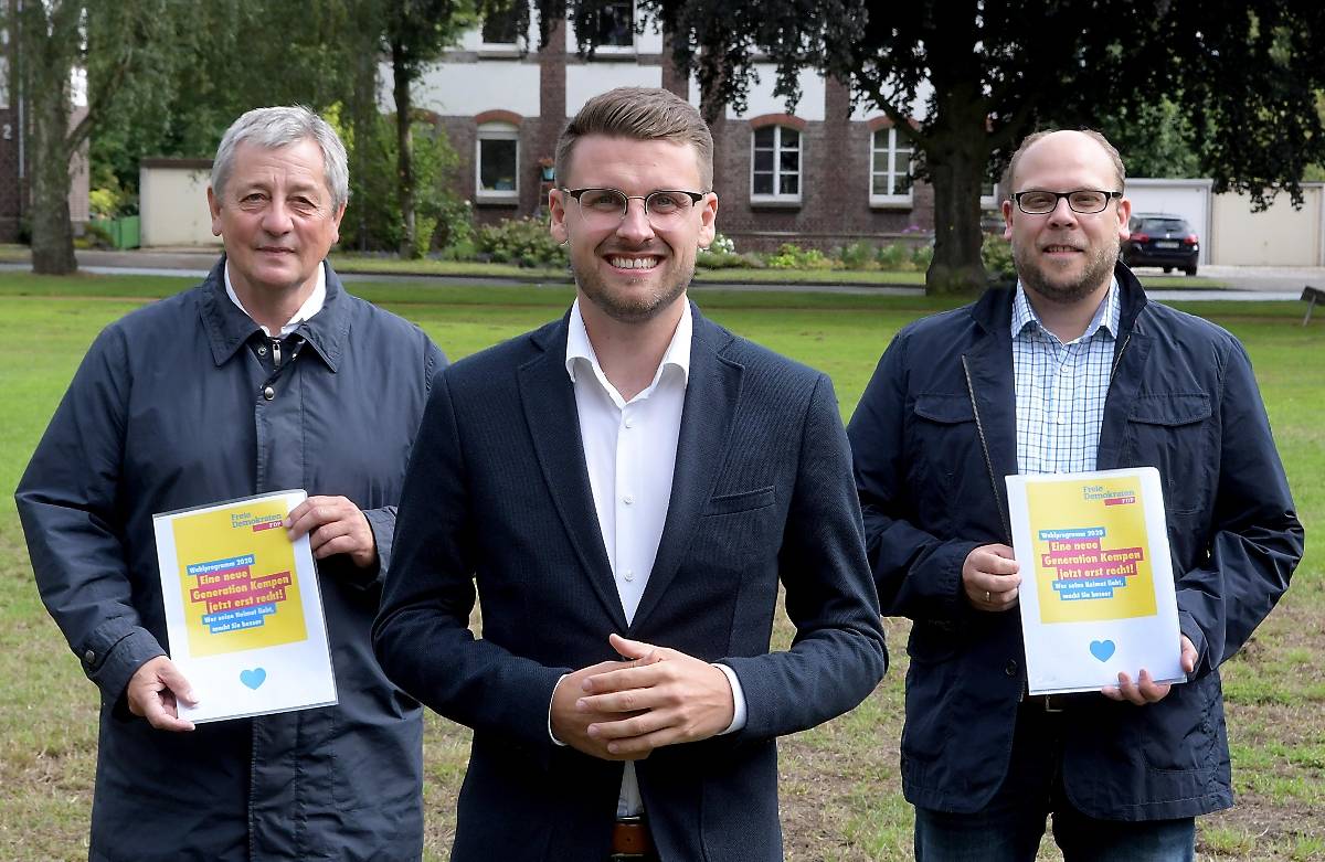 Ratsherr Bernd Lommetz, Bürgermeisterkandidat Cedric Franzes und Vorsitzender Mathias Ingenhoven (v.l.) präsentierten der Presse am Freitagnachmittag das FDP-Wahlprogramm. Foto: Lübke, Kurt (kul)