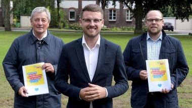 Ratsherr Bernd Lommetz, Bürgermeisterkandidat Cedric Franzes und Vorsitzender Mathias Ingenhoven (v.l.) präsentierten der Presse am Freitagnachmittag das FDP-Wahlprogramm. Foto: Lübke, Kurt (kul)